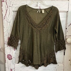 Gimmicks by BKE Buckle Olive Lace Accent Blouse Sz Med 100% Polyester